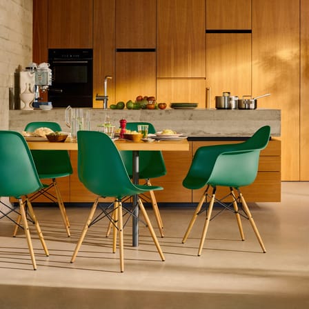 Fauteuil RE DAW - Eames Plastic Armchair plastique vert / (1950) - Pieds bois clair / Recyclé - Vitra