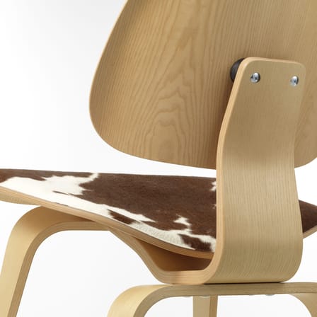 Fauteuil bas Plywood Group LCW bois marron / Eames, 1969 - Peau de vache - Vitra