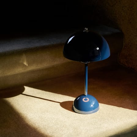 Lampe sans fil rechargeable Flowerpot VP9 métal bleu / Ø 16 x H 29 cm - Verner Panton, 1968 - &tradition