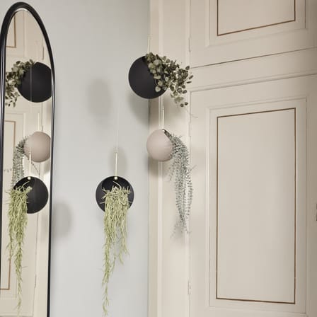 Pot de fleurs suspendu Globe Small métal noir / Ø 17 cm - AYTM
