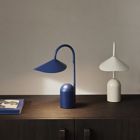 Lampe sans fil rechargeable Arum LED métal bleu - Ferm Living
