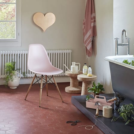 Chaise RE DSW - Eames Plastic Side Chair plastique rose / (1950) - Pieds bois clair / Recyclé - Vitra