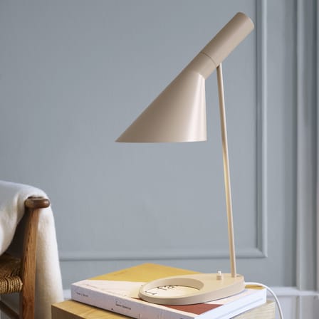 Lampe de table AJ métal beige / H 56 cm - Orientable / Arne Jacobsen, 1957 - Louis Poulsen