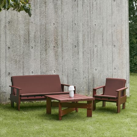 Canapé de jardin 2 places Crate Lounge Outdoor bois rouge / Gerrit Rietveld, 1934 - L 134,5 cm - Hay
