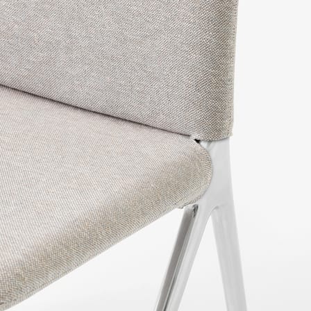 Chaise rembourrée Kape IF7 tissu gris - &tradition