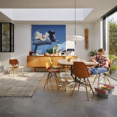 Fauteuil bas Plywood Group LCW bois marron / Eames, 1969 - Peau de vache - Vitra