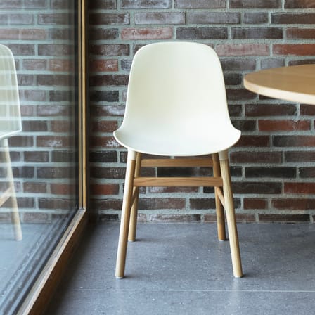 Sedia Form materiale plastico bianco / Gambe in rovere - Normann Copenhagen