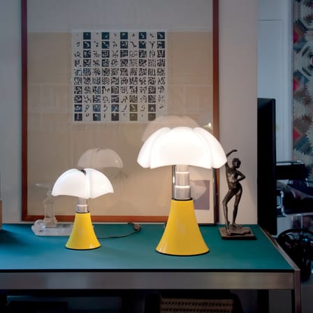 Lampe de table Minipipistrello Pop LED jaune / H 35 cm - Gae Aulenti, 1965 - Martinelli Luce