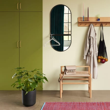 Miroir mural Carry métal noir / Porte-serviettes intégré - H 102 cm - HÜBSCH