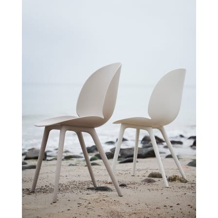 Chaise Beetle OUTDOOR plastique beige - Gubi