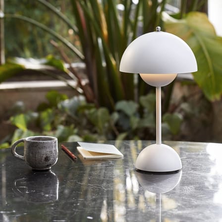 Lampe sans fil rechargeable Flowerpot VP9 plastique blanc / Ø 16 x H 29 cm - Verner Panton, 1968 - &tradition