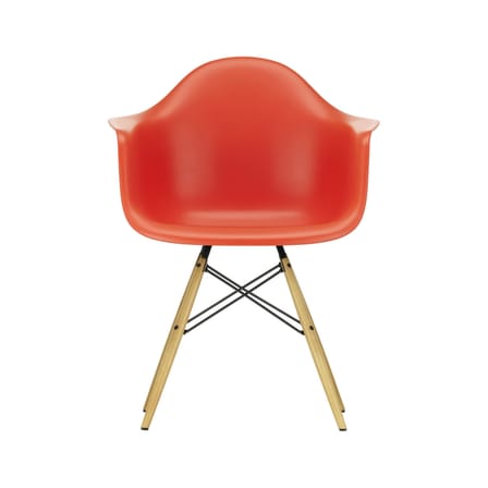 RE DAW - Eames Plastic Armchair Armchair plastic material red / (1950) - Light wood legs / Recycled - Vitra