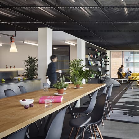 Chaise RE DSW - Eames Plastic Side Chair plastique noir / (1950) - Pieds bois foncé / Recyclé - Vitra