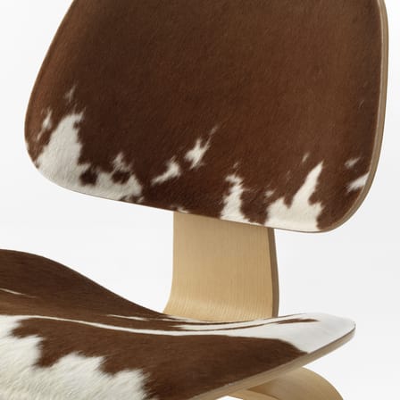 Fauteuil bas Plywood Group LCW bois marron / Eames, 1969 - Peau de vache - Vitra