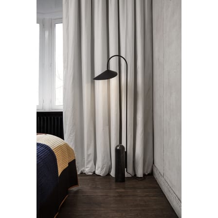 Lampadaire Arum métal marbre noir / marbre - Orientable - Ferm Living