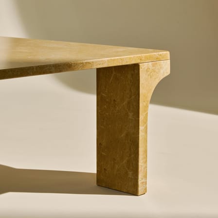 Table basse Doric marbre jaune / 140 x 80 cm - Gubi