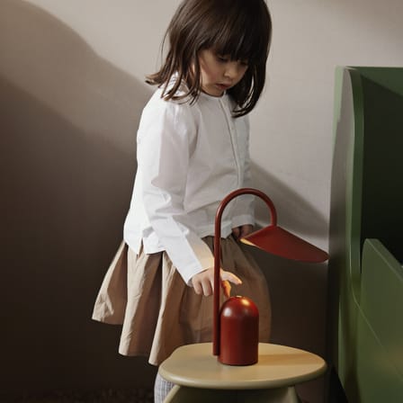 Lampe sans fil rechargeable Arum LED métal rouge - Ferm Living