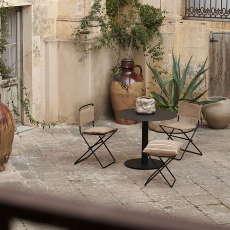 Table ronde Pond Café OUTDOOR métal noir / Ø 88 cm - Forme asymétrique - Ferm Living