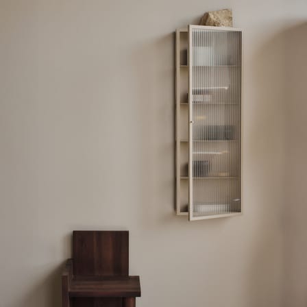 Rangement mural Haze métal beige / L 35 x H 100 cm - Verre cannelé - Ferm Living