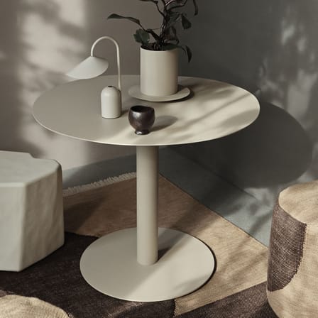 Table ronde Pond Café OUTDOOR métal beige / Ø 88 cm - Forme asymétrique - Ferm Living