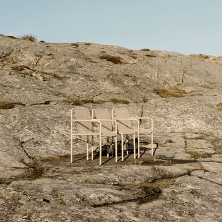 Fauteuil de repas Dapple métal beige / Perforé - Ferm Living