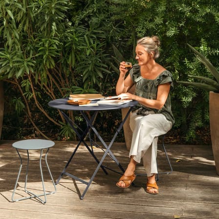 Table pliante Bistro métal bleu /Ø 77 cm - 3/4 personnes - Trou pour parasol - Fermob