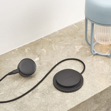 Lampe solaire d'extérieur Light N°1 métal noir / LED - Chargeur à induction inclus - Houe