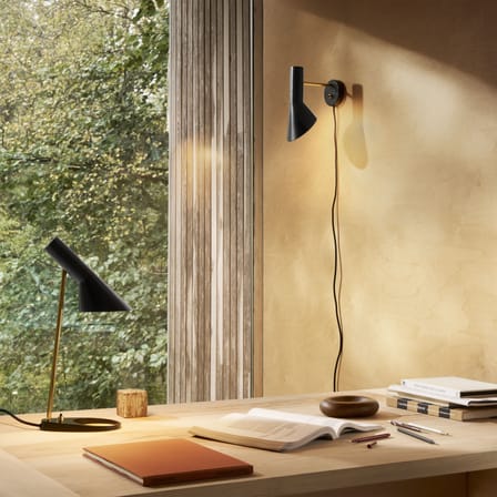 Applique avec prise AJ métal noir / Orientable - Arne Jacobsen, 1957 - Louis Poulsen