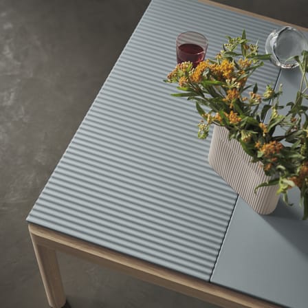 Couchtisch Couple keramik blau / 84.4 x 80 x H 40 cm - Beidseitig verwendbare Steinzeug-Tischplatte - Muuto