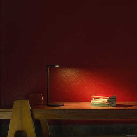 Lampe de table Oblique LED métal gris / prise USB-C - Flos