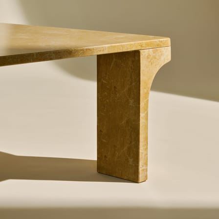 Table basse Doric marbre jaune / 80 x 80 cm - Gubi