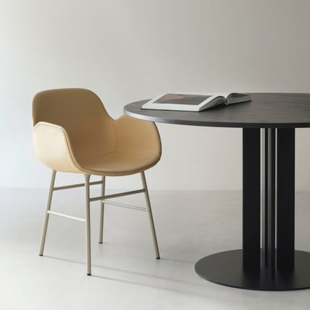 Fauteuil Form plastique rouge / Pieds métal - Normann Copenhagen