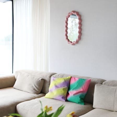 Miroir mural Zigzag plastique rose / 52.5 x 31.5 cm - Polyrésine - & klevering