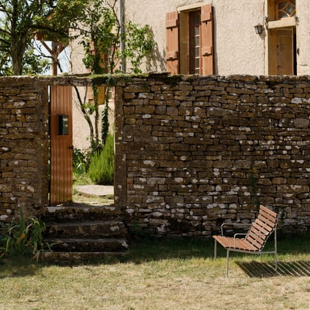 Banc avec dossier Traverse Lounge bois marron / L 114 cm - Avec accoudoirs / Bouroullec - Hay