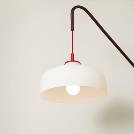 Applique avec prise Current métal rouge / H 111 cm - Orientable - HÜBSCH