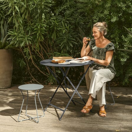 Table pliante Bistro métal vert /Ø 77 cm - 3/4 personnes - Trou pour parasol - Fermob