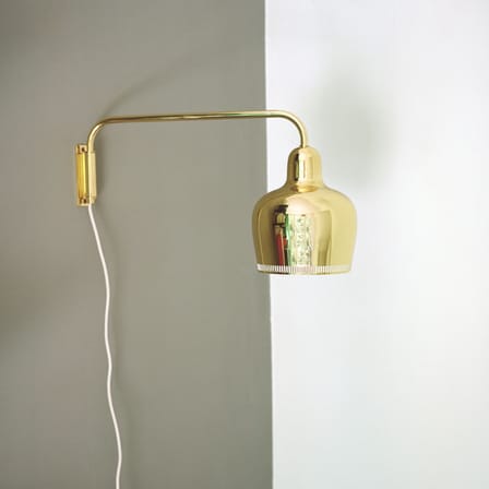 Applique avec prise Golden Bell A330S métal or / Alvar Aalto, 1937 - Bras pivotant - ARTEK