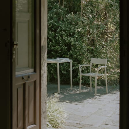 Poltroncina con braccioli impilabile May metallo grigio - NEW WORKS