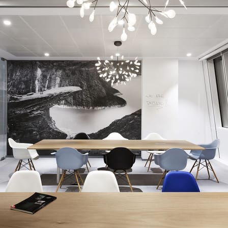 Fauteuil RE DAW - Eames Plastic Armchair plastique gris / (1950) - Pieds bois clair / Recyclé - Vitra