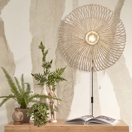 Applique con presa Zanzibar Flat fibre legno bianco rattan bianco / Ø 55 cm - GOOD&MOJO
