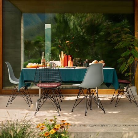 Chaise RE DSR - Eames Plastic Side Chair plastique blanc / (1950) - Pieds noirs / Recyclé - Vitra