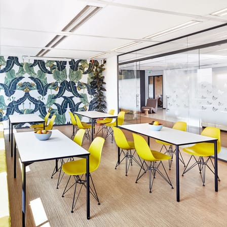Chaise RE DSR - Eames Plastic Side Chair plastique jaune / (1950) - Pieds noirs / Recyclé - Vitra