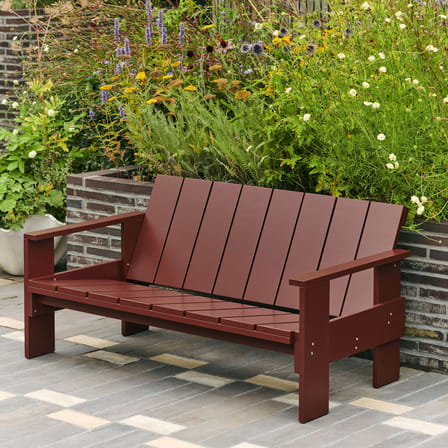 Canapé de jardin 2 places Crate Lounge Outdoor bois rouge / Gerrit Rietveld, 1934 - L 134,5 cm - Hay