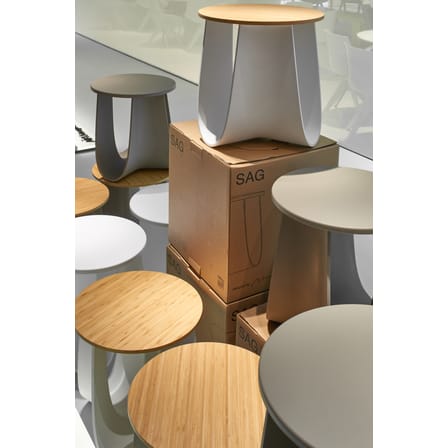 Tabouret Sag plastique blanc / Table H 44 cm - Assise polyuréthane / Nendo, 2016 - MDF Italia