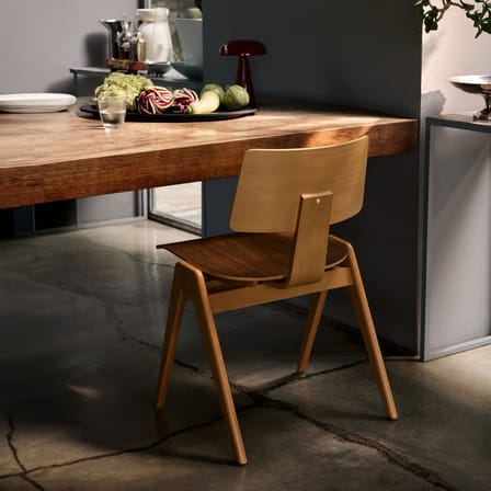 Chaise empilable Daystak RD1 bois marron / Robin Day, 1951 - &tradition