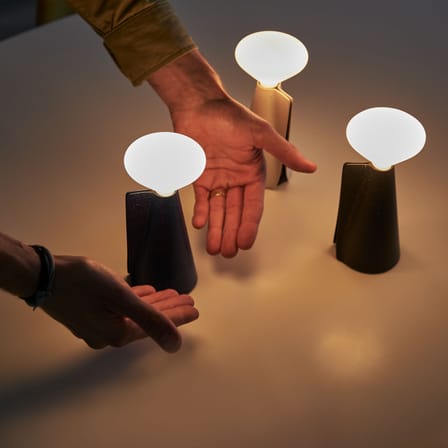 Lampe sans fil rechargeable Mantle métal noir / Ø 8 x H 18 cm - TALA