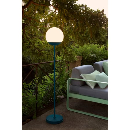 Lampadaire d'extérieur sans fil Mooon! LED / Sphère plastique - H 134 cm - Bluetooth - Fermob