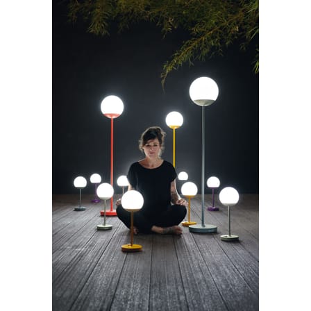 Lampadaire d'extérieur sans fil Mooon! LED / Sphère plastique - H 134 cm - Bluetooth - Fermob
