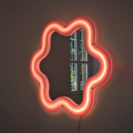 Miroir lumineux avec prise Supercurve - Flower plastique rose / LED - L 118.5 x H 108 cm - Seletti