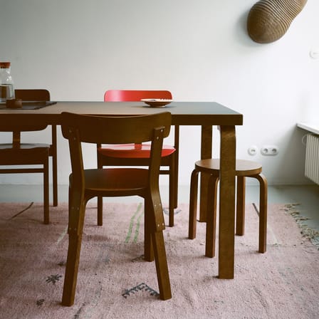 Tabouret empilable E 60 bois noir / Alvar Aalto, 1933 - 4 pieds - ARTEK